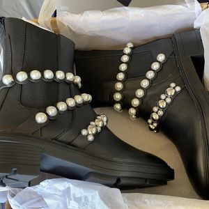 Boots with pearls